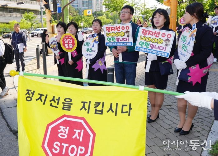 김현수 수원시 제1부시장이 녹색어머니회, 경찰과 함께 교통안전 캠페인에 참여하고 있다.