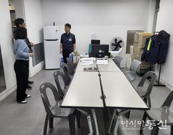 화성특례시가 방교공원 청소노동자 휴게실 실태를 조사하고 있다.