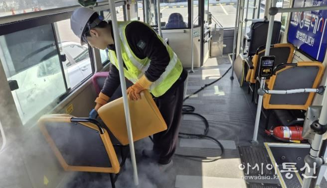 고온스팀청소를 위해 전문청소업체가 해체 및 소독 작업을 진행하고 있다. (화성도시공사 제공)