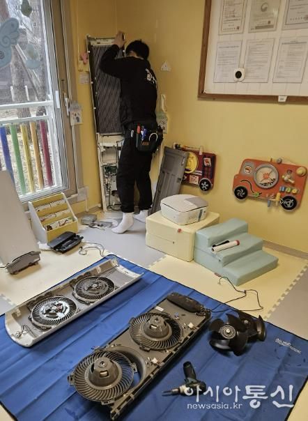 에어컨 클리닝 작업 모습