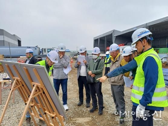 안전 점검반이 관내 철도 건설 사업 공사장에서 안전 점검을 하고 있다.