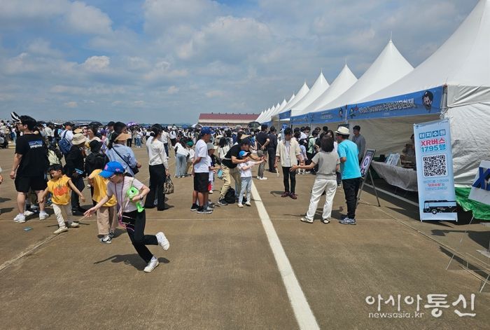 수원시가 ‘공군 스페이스 챌린지 2025 in 수원’에서 홍보존을 운영하고 있다.