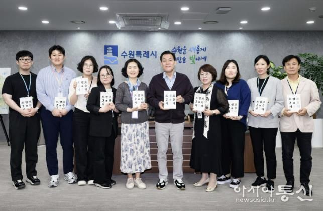 14일 열린 첫 독서 모임 참석자들이 단체 사진을 촬영하고 있다.