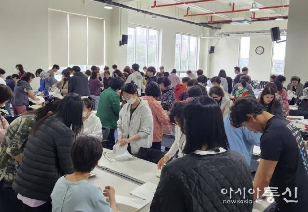 화성특례시 소속 공무원 및 민간인들이 제21대 대통령선거 선거공보물 발송작업을 하고 있다.