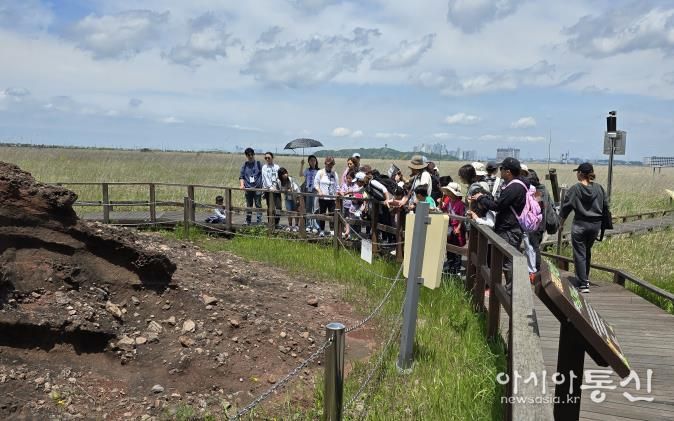 화성특례시가 17일 고정리 공룡알 화석산지에서 가족단위 국가지질공원 교육·탐방 프로그램 ‘화성 지오로(路)가보자Go!’를 운영했다.