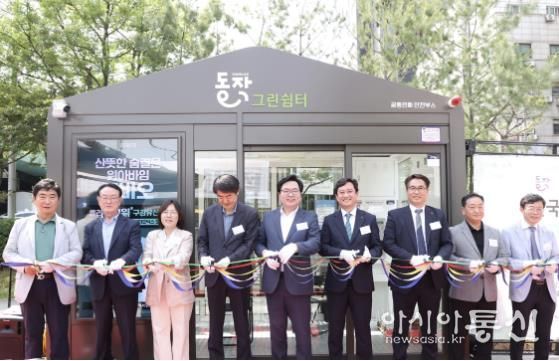 지난 21일, 박일하 동작구청장(가운데)을 비롯한 동작구·KT 관계자들이 사당역 8번 출구 교통섬에 조성된 ‘동작그린쉼터’ 개소식에서 커팅식을 하고 있다