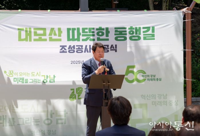 지난 11일 일원장미공원에서 열린 “대모산 따뜻한 동행길 준공식”에서 이호귀 의장이 축사를 하고 있다.
