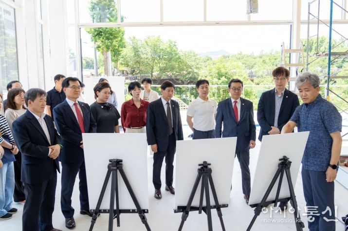 지난 11일 복지문화위원회 위원들이 관계자로부터 양재천 수변문화쉼터 조성사업 운영 현황을 청취하고 있다.