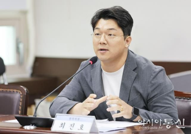최진호 의원이 대표 발의한 ‘안산시 인공지능행정 구현에 관한 조례안’이 19일 소관 상임위원회인 기획행정위원회에서 원안으로 가결됐다. 사진은 지난 4일 의회 제2상임위원실에서 열린 제297회 제1차 정례회 기획행정위원회에서 최진호 의원이 발언하는 모습.