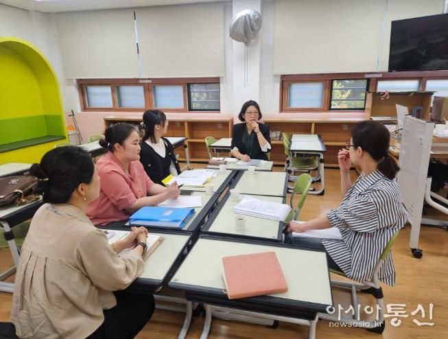 강북교육지원청은 14일 백양초 도담교실에서 늘봄교무행정실무사를 대상으로 '서로배움 멘토링'을 열었다