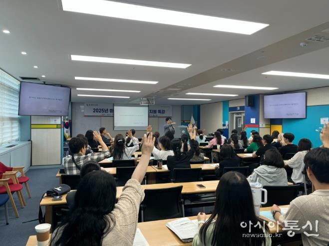 울산광역시교육청은 15일 다산홀에서 초등교사 70여 명을 대상으로 '2025년 하반기 초등 수업 성장 지원 특강'을 열었다