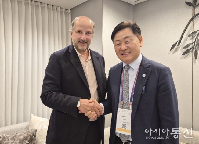 20일 시그니엘 서울호텔에서 열린 '세계올림픽도시연맹 총회' 의 연계행사인 ‘스마트시티&스포츠 서밋’에 참석한 김관영 도지사가 그레고리 주노드 세계올림픽도시연맹회장(스위스 로잔 시장)과 면담을 갖고 있다