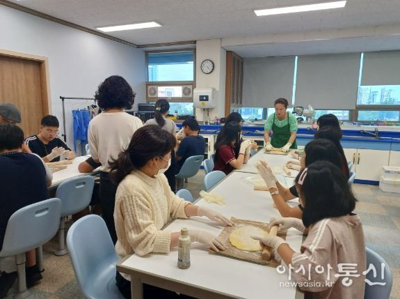 사천시립도서관, 청소년과 함께하는 ‘맛·멋·미 책여행’ 호응 속 운영 “도서관이 열어준 사천 여행길…알고 보니 더 멋져!”