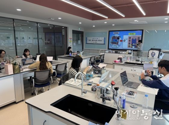 울산과학관은 25일 화학실험실에서 초등 교원을 대상으로 '발명 창조 메이커 교육' 직무연수를 운영했다