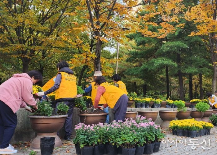 고양시 마두2동 주민자치회, 가을맞이 ‘강촌공원 꽃단장’