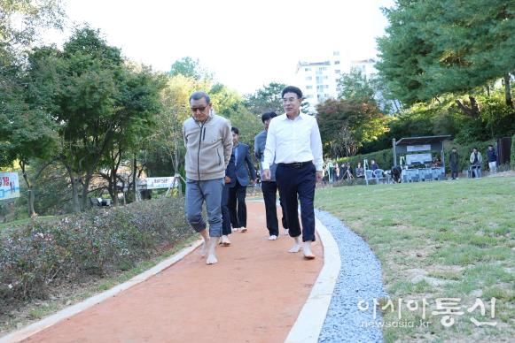 28일, 금암수변공원 맨발길 개장 후 이응우 시장이 참석자들과 함께 체험을 하고 있다