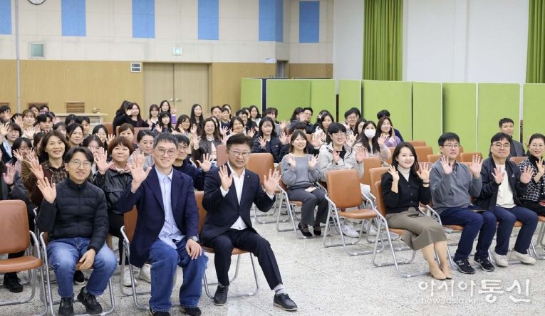 최충규 대덕구청장(사진 첫 번째 줄 왼쪽 세 번째)과 고명환 작가(사진 첫 번째 줄 왼쪽 두 번째), 대덕구 직원들이 28일 ‘직원 마음건강 프로그램’의 일환으로 마련된 ‘힐링 스트레스 관리 특강’을 마친 후 기념 촬영을 하고 있다.