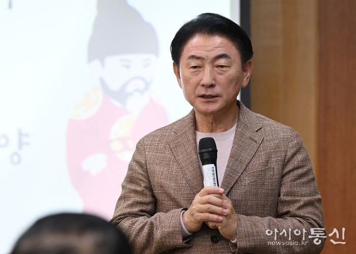 김동근 시장이 10월 27일 ‘2025년 제3기 주민자치회 통합 워크숍’에서 인사말을 하고 있다.