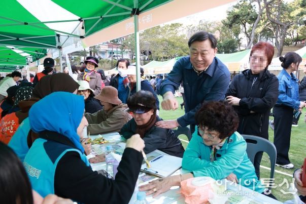 울산 동구는 29일 꽃나루공원에서 방어동 OK생활민원 현장서비스의 날을 개최해 주민편익 서비스 및 체험행사와 김종훈 동구청장이 자원봉사자 및 행사 참여자들을 격려하고 있다.