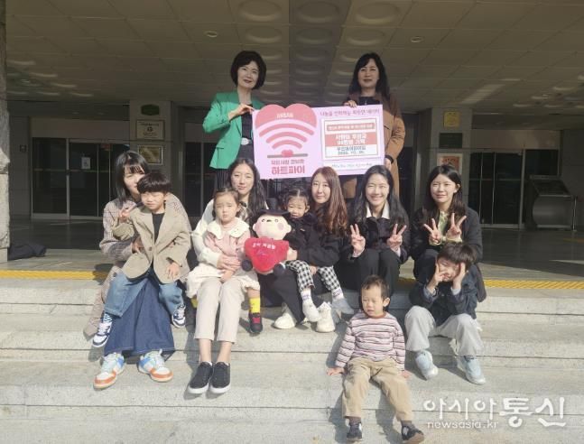 이경숙 복지정책과장(맨 뒷줄 오른쪽)이 김영숙 푸르미어린이집 원장으로부터 프리마켓 수익금을 기탁받고 기념촬영을 하고 있다.