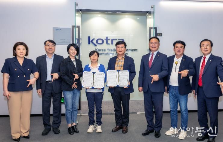 중국 선전 코트라(KOTRA) 무역관에서 열린 간담회에서 김재욱 칠곡군수, 이상승 칠곡군의회 의장, 오용만 군의원, 코트라 관계자, ㈜제이에프 이재표 대표, 현지 기업 대표가 구매의향 타진을 위한 양해각서(MOU)를 체결하고 기념촬영을 했다.