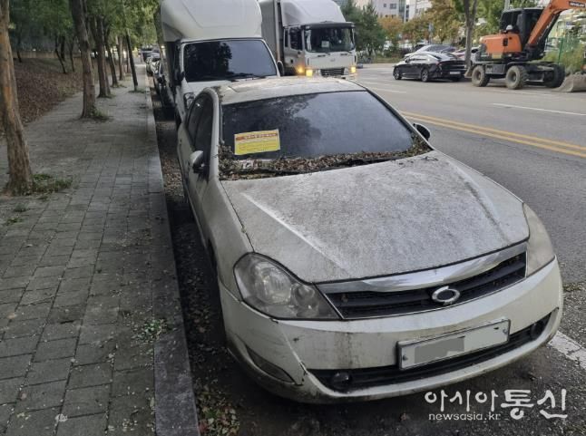 도로에 무단으로 방치된 차량