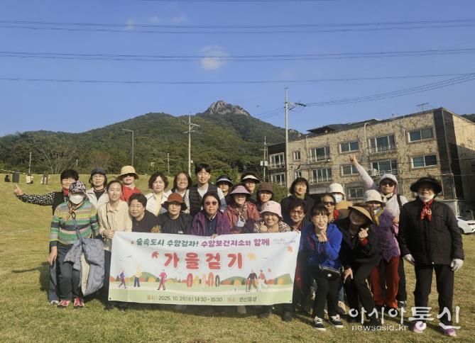 상록수보건소 수암보건지소에서 안산동 주민을 대상으로 올바른 걷기 교육과 걷기 체험을 진행하고 있다.