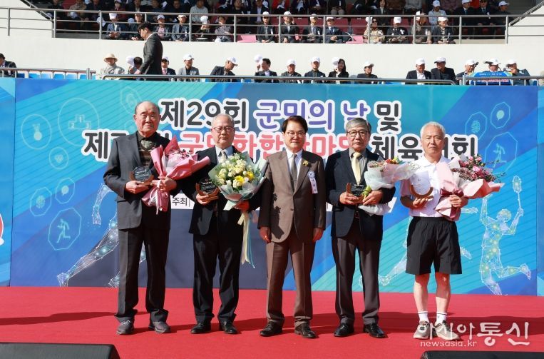 지역발전 기여자에 자랑스러운 군민상·향토봉사상 시상 및 명예군민증 수여