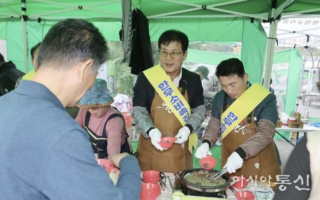 이상익 함평군수가 한우 소비 촉진 시식회에서 직접 고기를 구우며 관광객에게 나눠주는 모습
