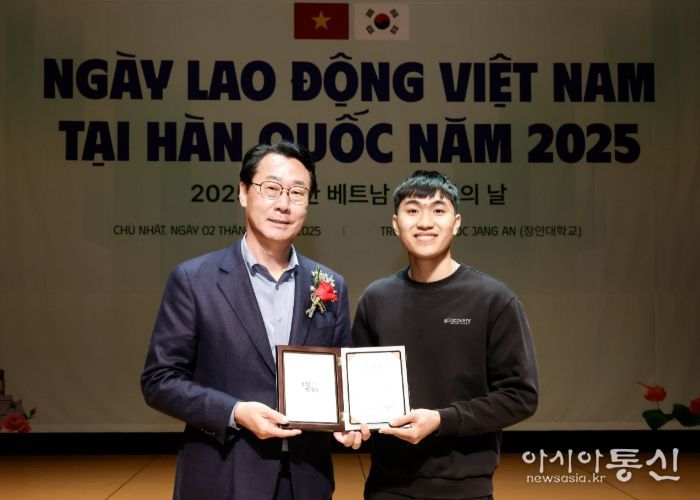 정명근 화성특례시장이 수상자와 함께 기념촬영을 하고있다