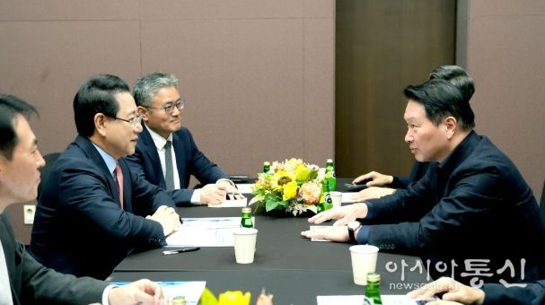 김영록 전라남도지사가 3일 서울 코엑스 오픈미팅룸에서 최태원 SK그룹 회장과 면담을 갖고 ‘오픈AI AI데이터센터’ 등과 관련해 투자협의를 하고 있다.