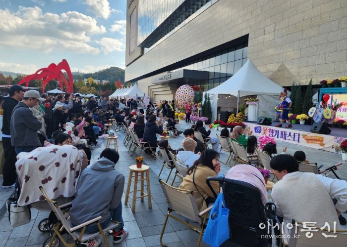 ‘고양 꽃향기 페스타’ 공연을 관람 중인 방문객들