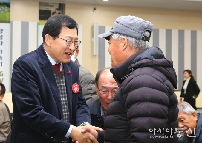 주낙영 경주시장이 어르신과 반갑게 인사하며 복지 현장의 목소리를 청취하고 있는 모습.