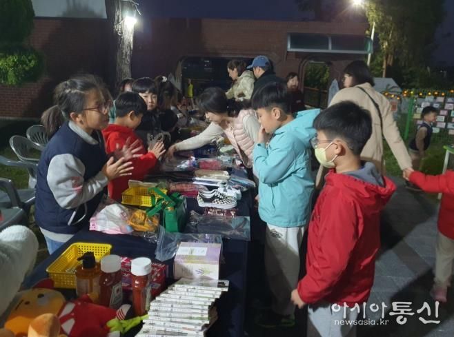 울진 다함께돌봄센터에서 사랑의 프리마켓 및 작품전시회를 개최했다.