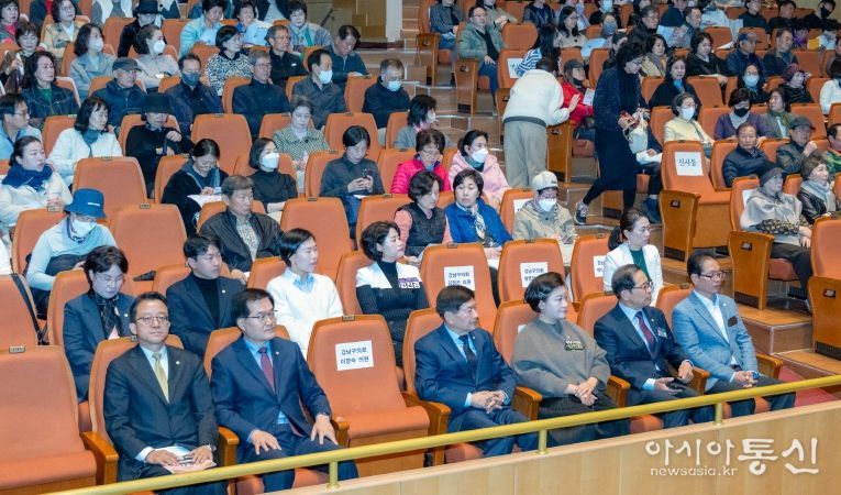 설명)‘2025년 제1차 통장 직무교육’에 참여한 강남구의회 의원들