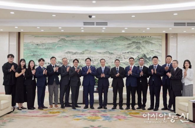 동관시 방문 기념 단체사진