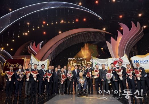 대통령표창 수상_오른쪽에서 두번째 한전 김정국 노사협력처장