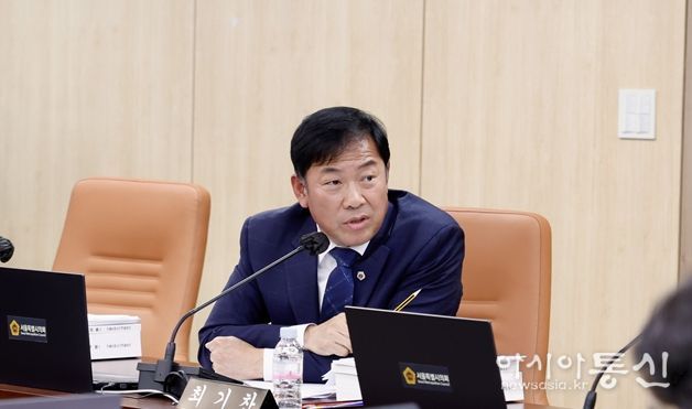 행정사무감사에서 질의하는 박승진 의원