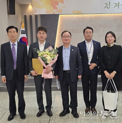 김해시도시개발공사 유기준 직원, 생명 구호 공로로 김해시장 표창(왼쪽2번째 유기준 직원, 가운데 공사 사장)