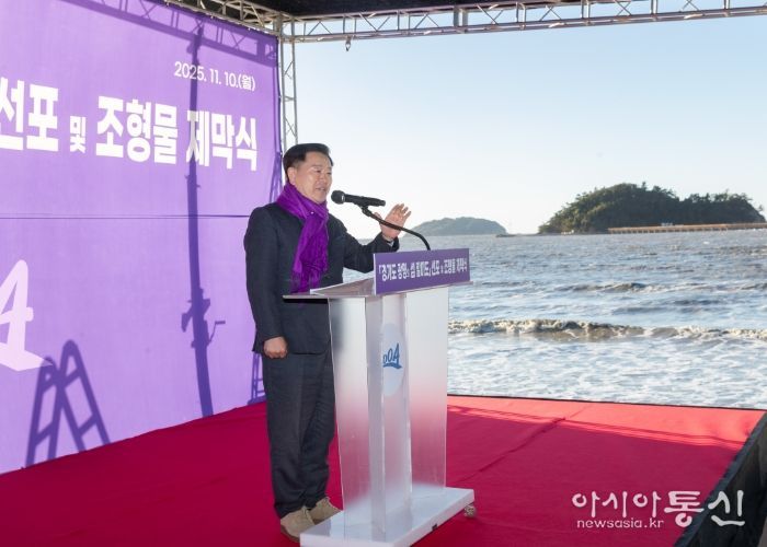 박승원 광명시장이 전라남도 신안군 자은면 할미도에서 열린 '광명의 섬' 선포식과 상징 조형물 제막식에 참석해 인사말을 하고 있다.