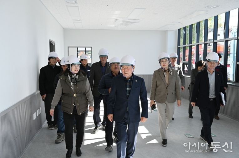 성낙인 창녕군수가 현장 관계자들과 함께 장애인복지 클러스터 조성사업 현장을 점검하고 있다.