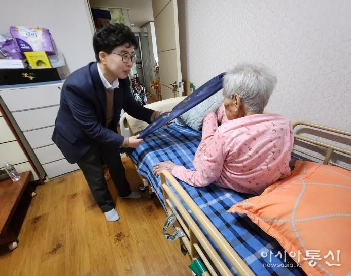 오산시 대원2동, 100세 어르신께 '청려장' 전달