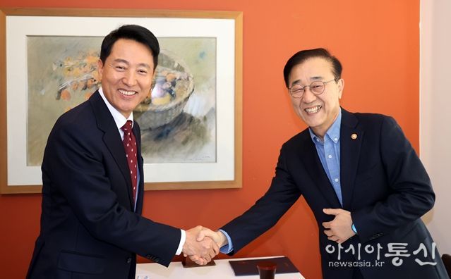오세훈 서울시장이 13일 오후 김윤덕 국토부장관과 오찬에 앞서 인사를 나누고 있다.