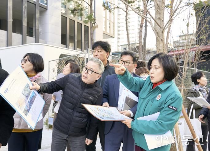 14일 이수희 강동구청장(맨 앞)이 천호3구역과 4구역의 통학 환경을 점검하고 있다