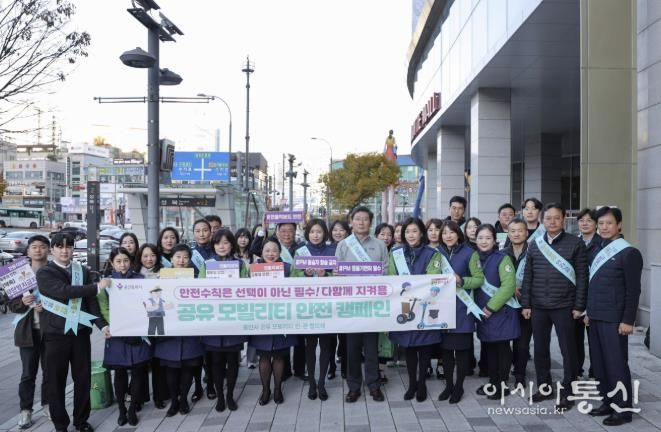 이상일 용인특례시장이 14일 성복역 일대에서 ‘공유 모빌리티 안전문화 확산 캠페인’을 펼친 뒤 관계자들과 기념사진 촬영을 하고 있다