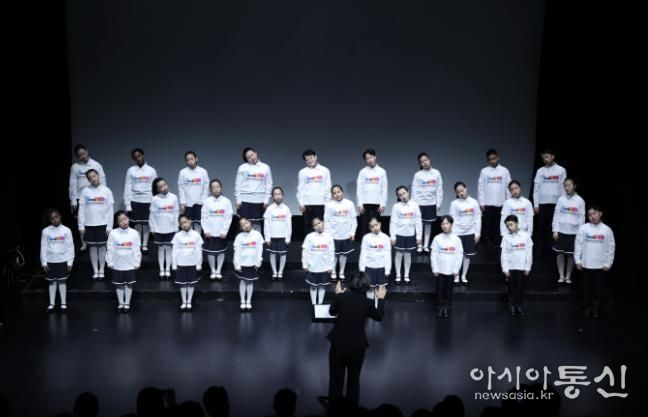 안산시 세계소년소녀합창단이 15일 소극장 보노마루에서 열린 ‘제15회 정기연주회’ 무대에서 합창을 하고 있다.
