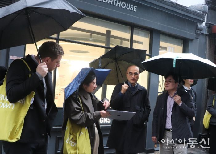 김병수 시장이 런던의 대표적 문화예술거리인 소호거리를 찾아 도시재생 성공 비결과 특징을 살피고 있다.