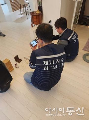 하남시 세원관리과 주무관이 체납자 사업장을 방문해 징수 독려를 하고 있다.