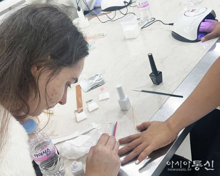 경상국립대학교(GNU) 국제처는 외국인 유학생 40여 명이 참여한 가운데 10월 18일부터 11월 15일까지 ‘K-뷰티케어’ 교육을 진행했다.