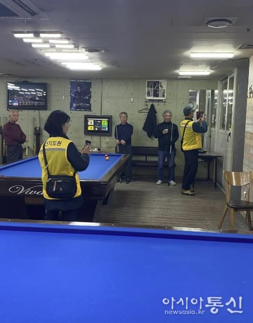 담당 공무원과 금연 지도원이 합동 단속을 하고 있다.